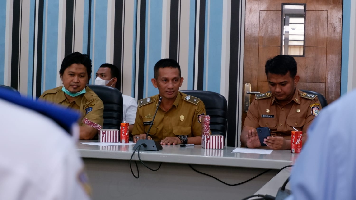 Gambar Camat Ujung Pandang Hadiri Rapat Rencana Pembangunan PLTS Terpusat